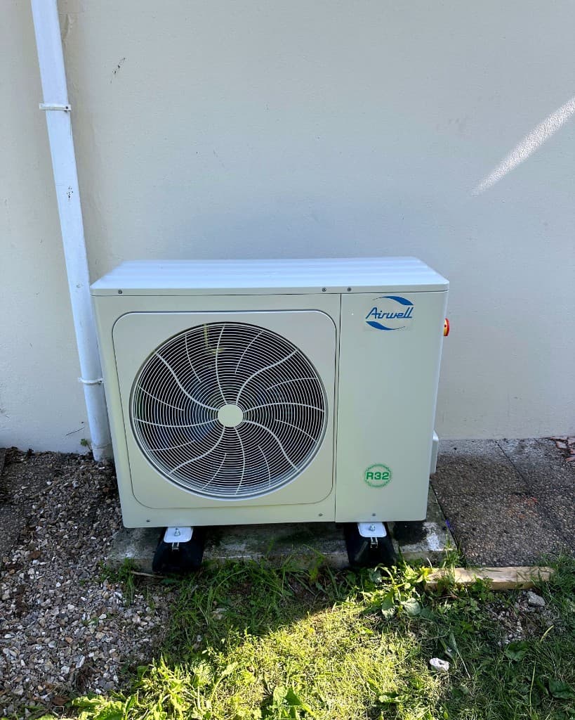 Pompe à chaleur Airwell R32 installée en extérieur