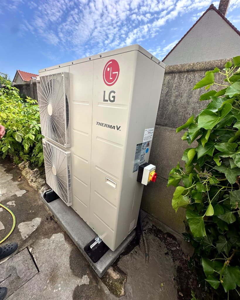 Pompe à chaleur LG Therma V dans un jardin