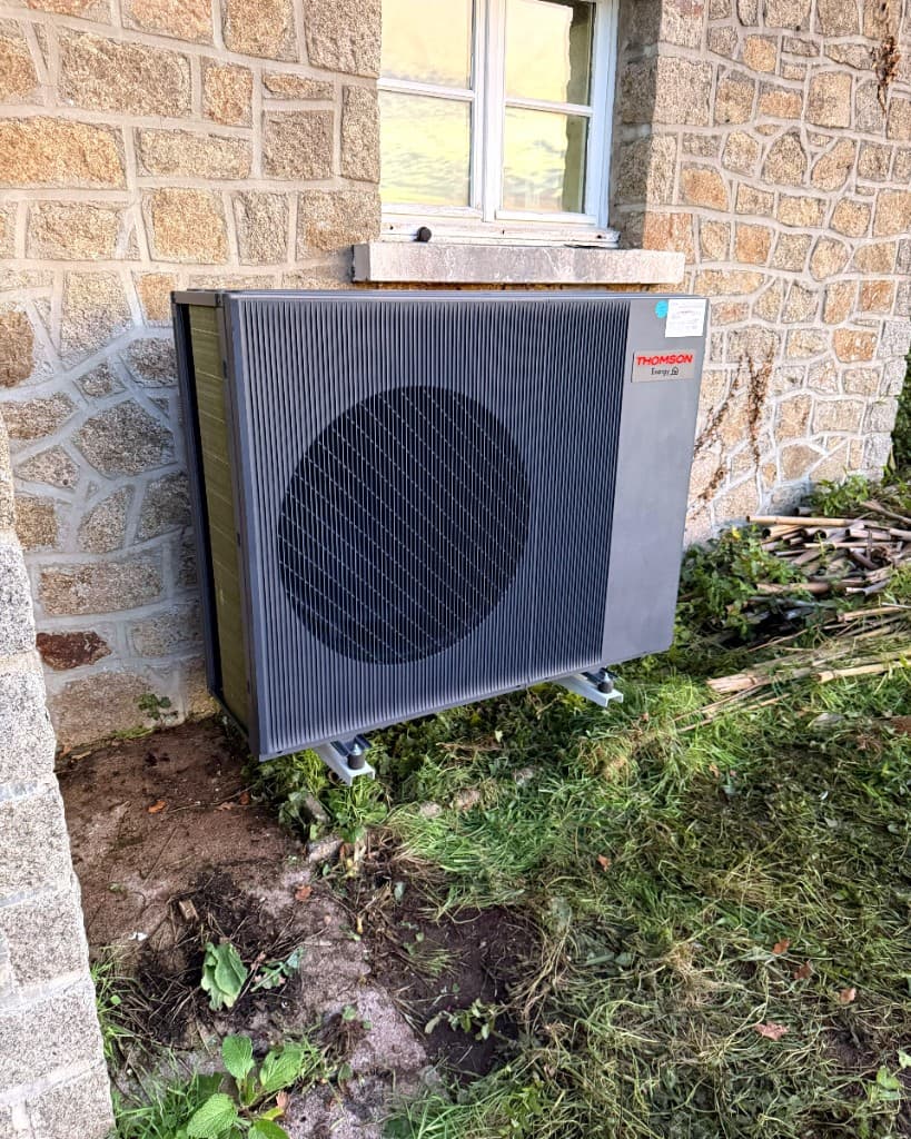 Pompe à chaleur Thomson Energy sur maison en pierre